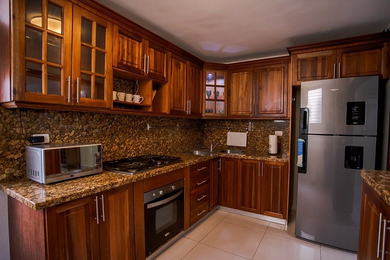 Amplio apartamento en zona exclusiva con parqueo