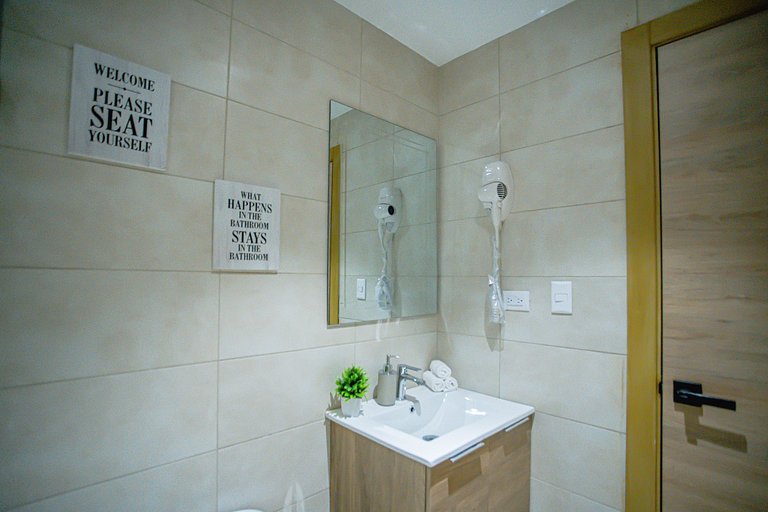 Apartamento frente a la piscina dos habitaciones