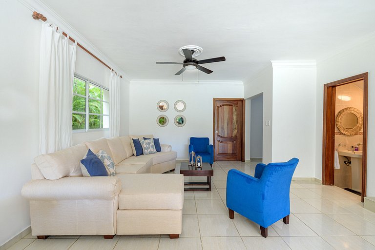 Villa con piscina y vista al campo de golf