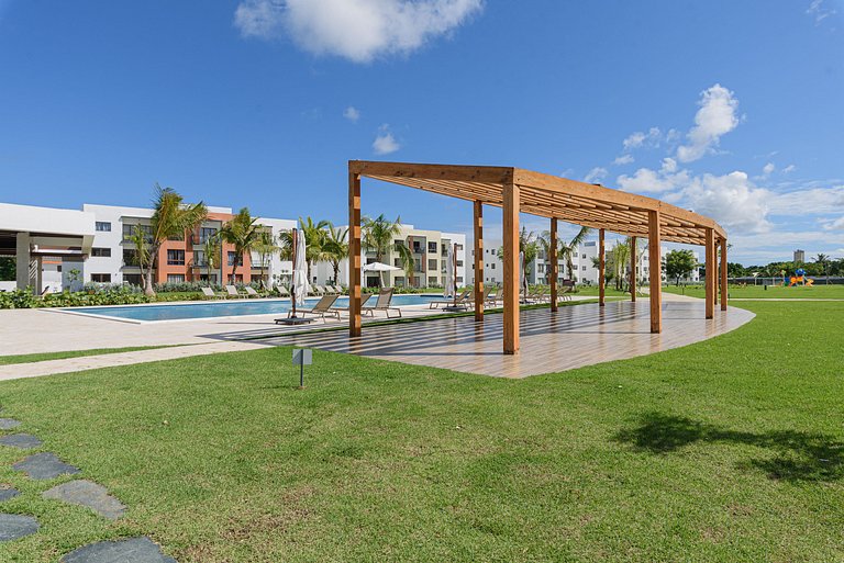 Primer piso frente a la piscina con gimnasio