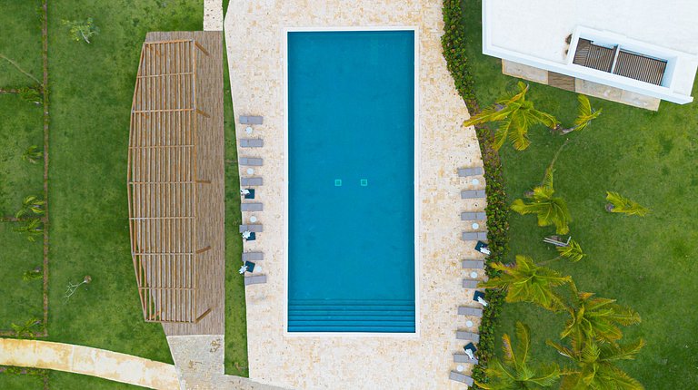Primer piso frente a la piscina con gimnasio