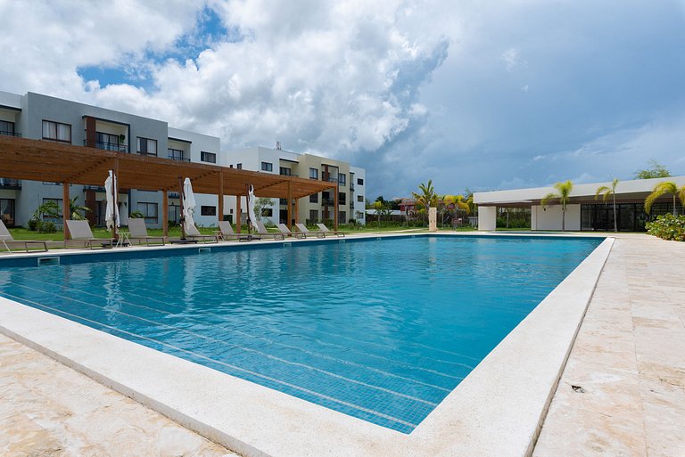 Primer nivel frente a la piscina y gimasio