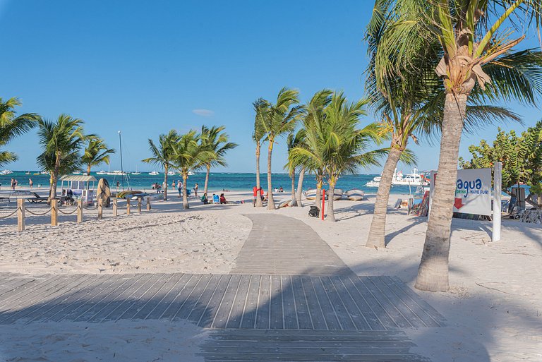 Frente a la piscina y cerca del mar, primer nivel