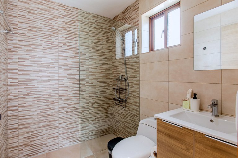Apartamento primer nivel patio privado y piscina