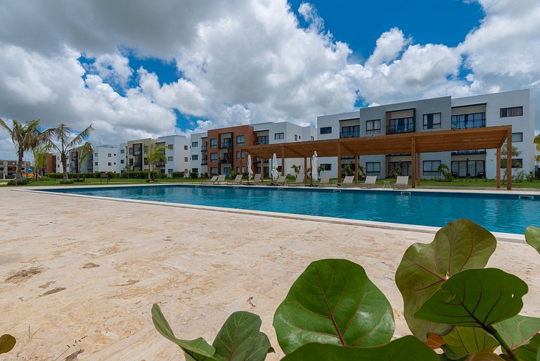 Moderno con piscina y gimnasio cerca de la playa