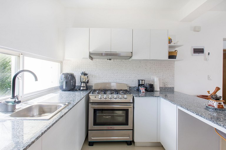 2 Habitaciones, Piscina, 7 Minutos del Aeropuerto