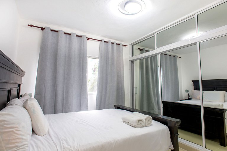 2 Habitaciones, Piscina, 7 Minutos del Aeropuerto