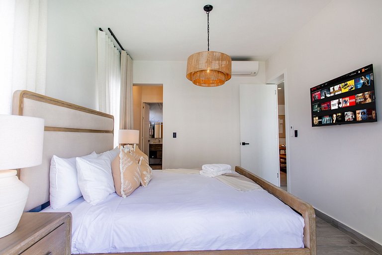 Lujoso de 2 habitaciones frente a la piscina