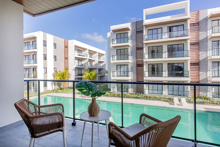 Lujoso de 2 habitaciones frente a la piscina