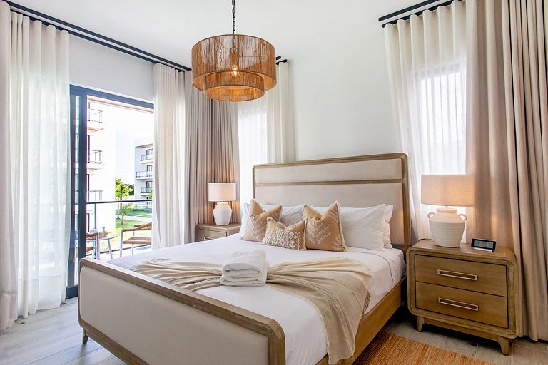 Lujoso de 2 habitaciones frente a la piscina