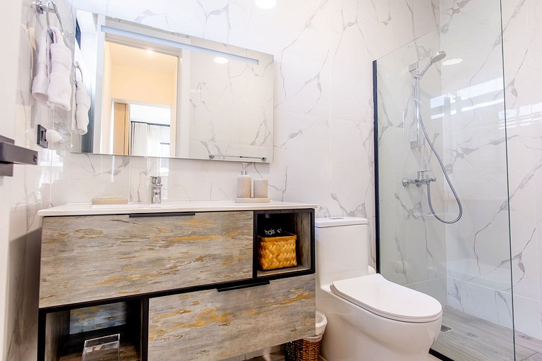 Lujoso de 2 habitaciones frente a la piscina