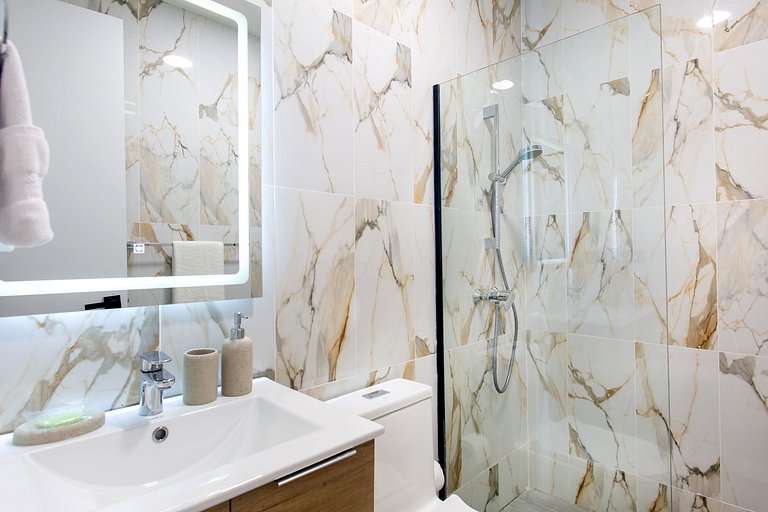 Lujoso de 2 habitaciones frente a la piscina