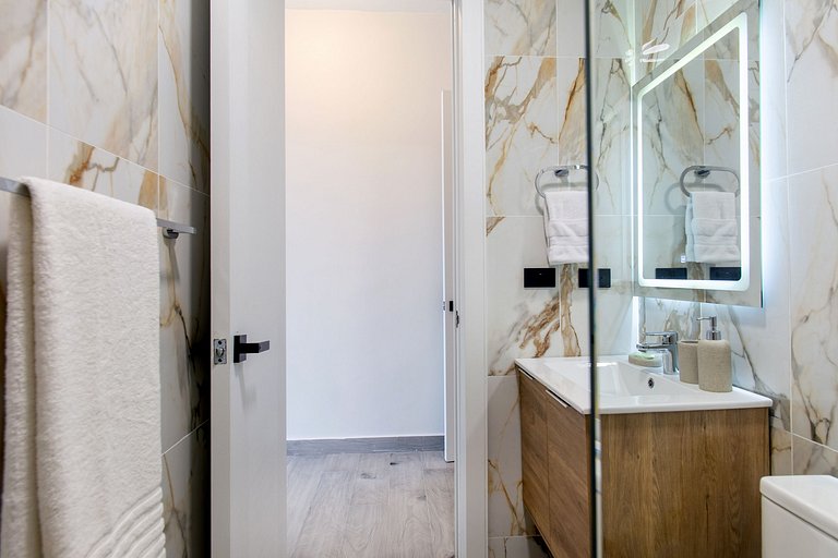 Lujoso de 2 habitaciones frente a la piscina