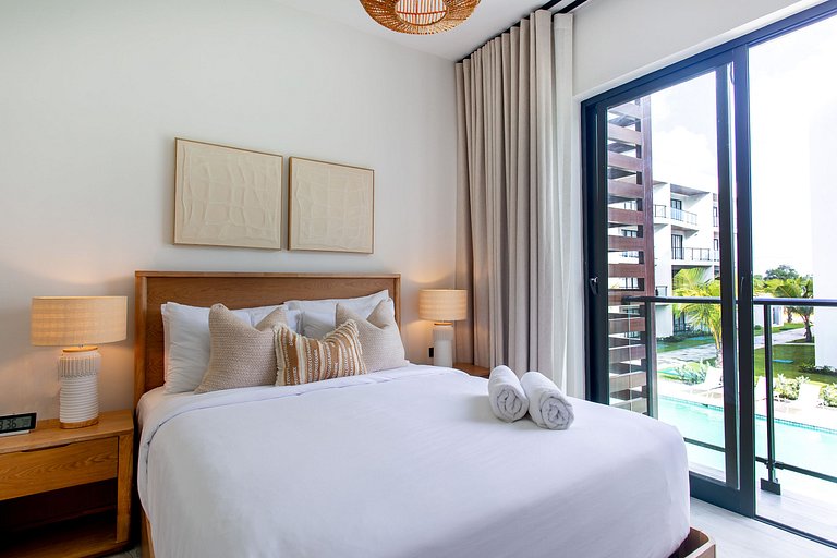 Lujoso de 2 habitaciones frente a la piscina