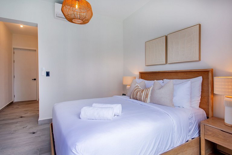 Lujoso de 2 habitaciones frente a la piscina