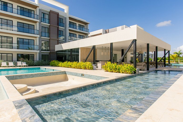 Lujoso de 2 habitaciones frente a la piscina