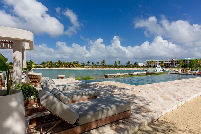 Lujoso de 2 habitaciones frente a la piscina