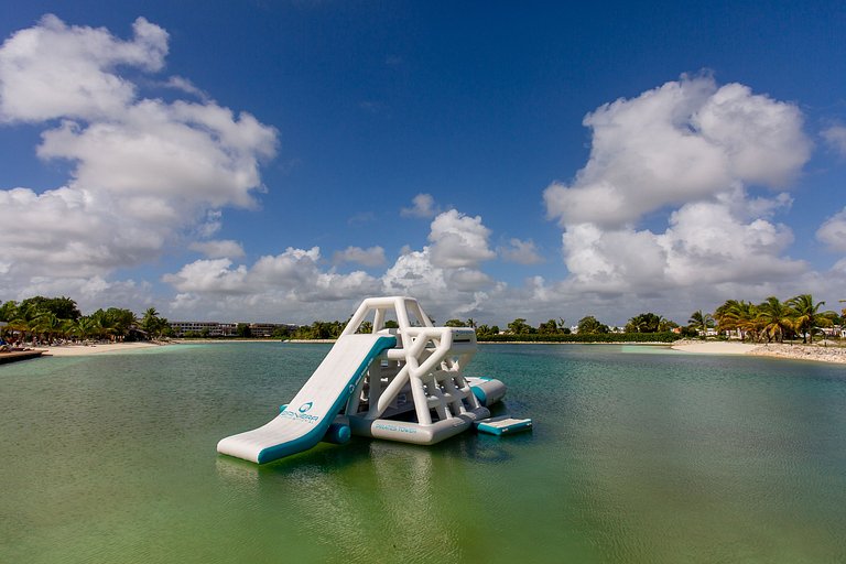 Apartamento 1BR piscina, golf y playa artificial