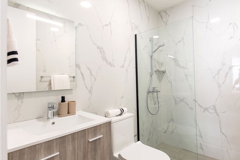 1BR, exclusivo, piscinas, gym y playa artificial