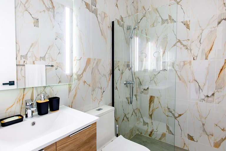 2 habitaciones primer piso, piscina y gimnasio