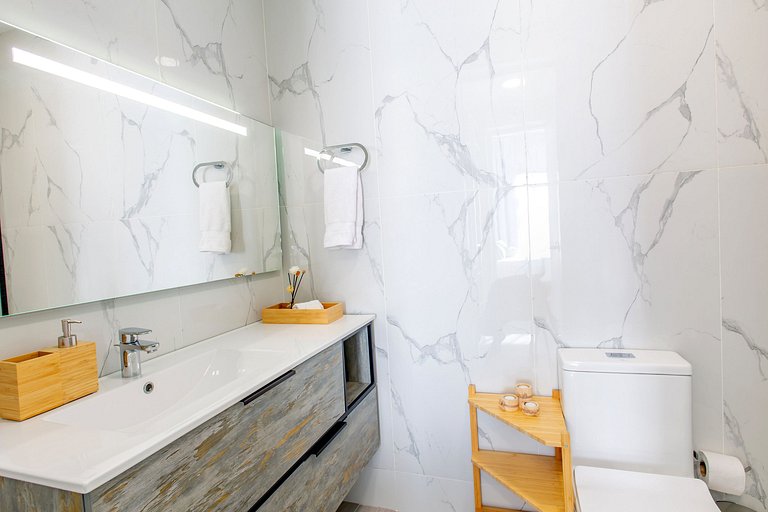 1 habitación, playa artificial, piscina y gimnasio