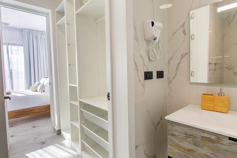 1 habitación, playa artificial, piscina y gimnasio