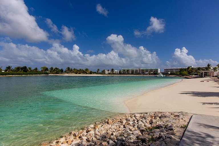 1BR primer nivel, piscina, gym y playa artificial