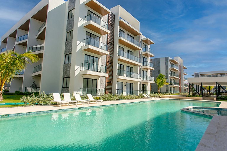 Vista a la Piscina, Gimnasio y Playa Artificial