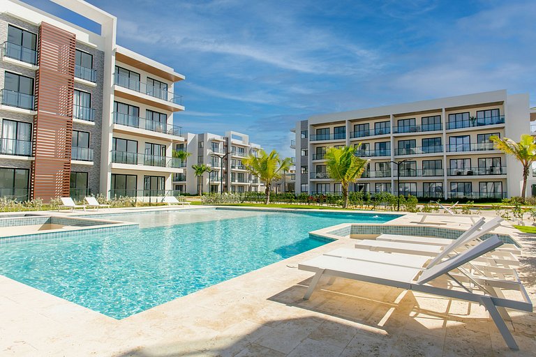Vista a la Piscina, Gimnasio y Playa Artificial