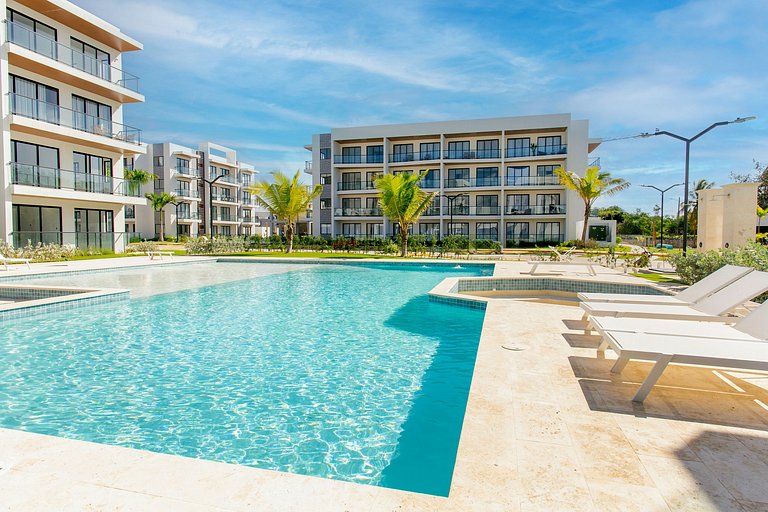 Vista a la Piscina, Gimnasio y Playa Artificial
