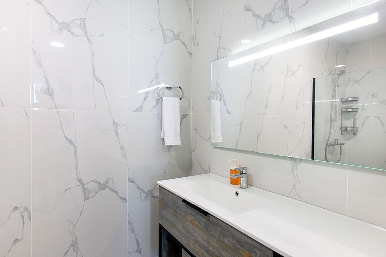 1BR, playa artificial, piscinas, gym, ubicación