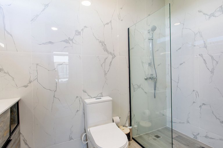 1BR moderno, piscinas, gimnasio y playa artificial