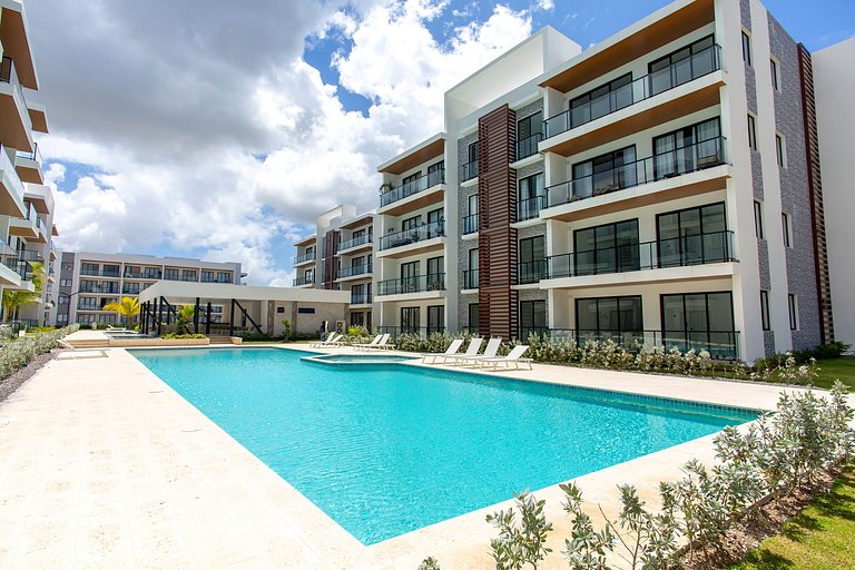 1BR moderno, piscinas, gimnasio y playa artificial
