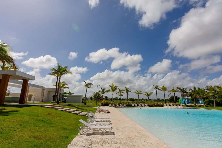 1BR moderno, piscinas, gimnasio y playa artificial