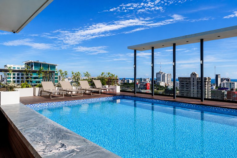 Elegancia lujo y piscina en el centro de la ciudad